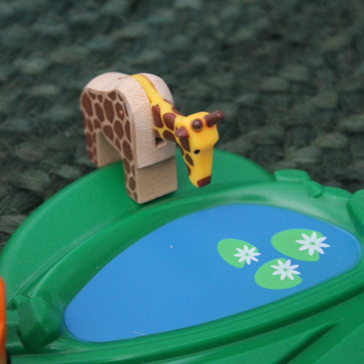Maman_Chou's tweet photo. Véritable coup de cœur pour ce circuit de reportage safari ! Je le trouve superbe et Ninie adore jouer avec !
#BRIO #trainenbois #jouet #cestbientotnoel #mamanblogueuse #blogmaman #blogdemaman https://t.co/54PabWVBBw