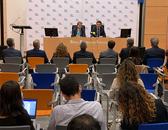 Huhezi's tweet photo. Juan Mari Aburto Alcalde de Bilbao y Bixente Atxa rector de @MUnibertsitatea presentando oferta académica para Zorrozaurre. 5 grados y 2 másteres. Entre ellos el nuevo Grado en Humanidades Digitales Globales y el Máster en Facilitación del Aprendizaje #LITmaster con @teamlabs https://t.co/eNvLek2Bcg