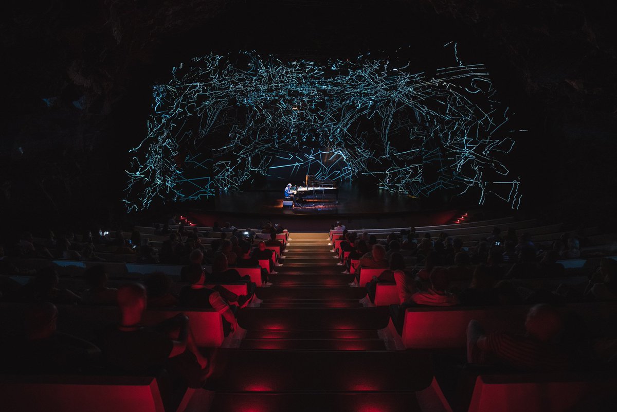 CulturaLanzarot's tweet photo. 🎹 La sutileza de #JonBalke inaugura con éxito el 16º @MusicaVisuaLanz. El pianista noruego ofreció un concierto en el que la improvisación jugó un papel esencial. El @MusicaVisuaLanz continua con la proyección de un documental sobre @ryuichisakamoto ➡️ https://t.co/2vA8uRN5Ax https://t.co/Aqf88O1cxH