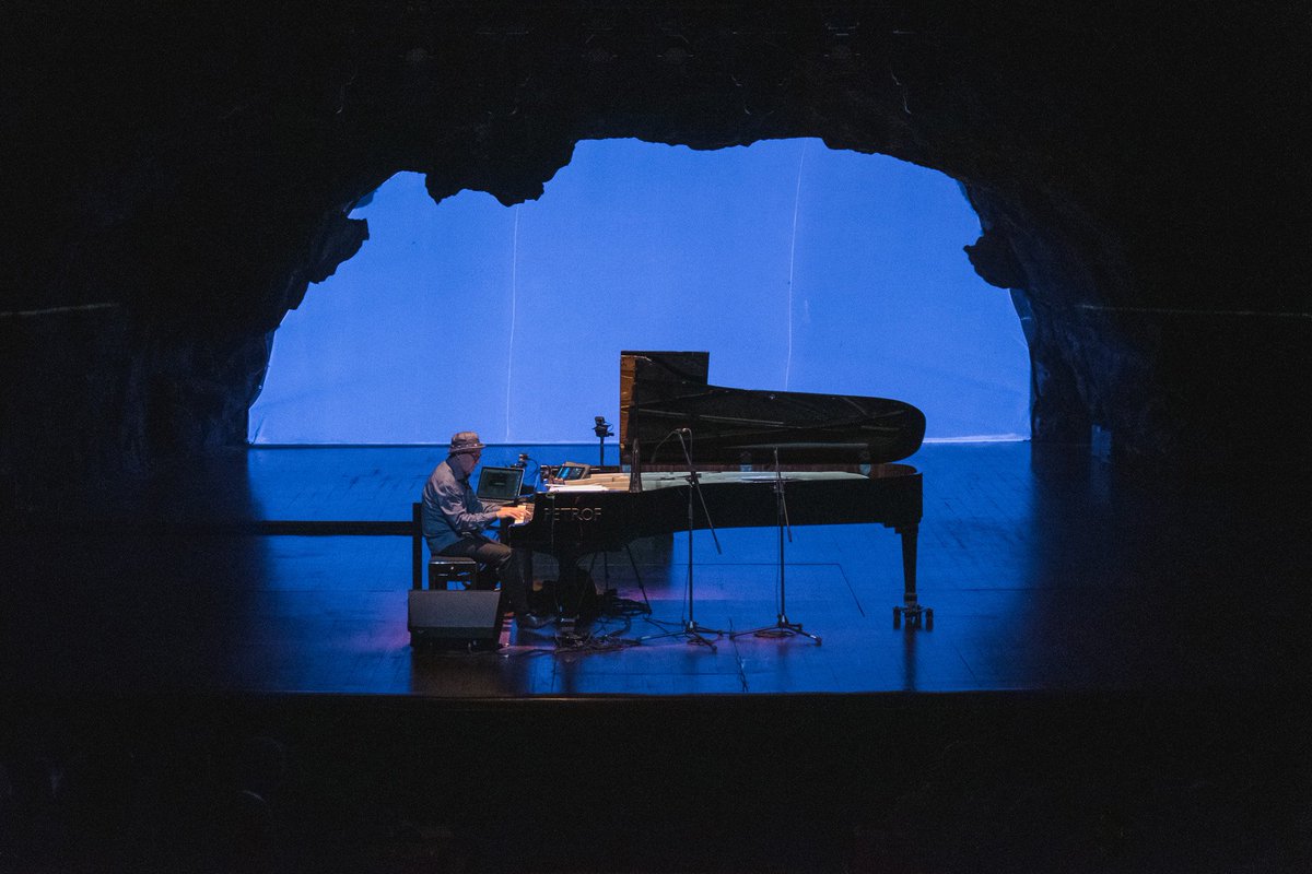 CulturaLanzarot's tweet photo. 🎹 La sutileza de #JonBalke inaugura con éxito el 16º @MusicaVisuaLanz. El pianista noruego ofreció un concierto en el que la improvisación jugó un papel esencial. El @MusicaVisuaLanz continua con la proyección de un documental sobre @ryuichisakamoto ➡️ https://t.co/2vA8uRN5Ax https://t.co/Aqf88O1cxH