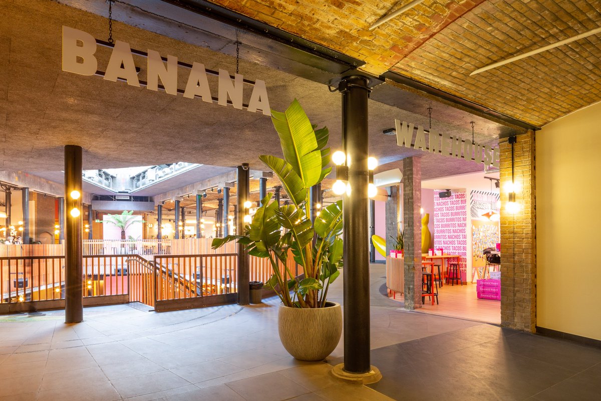 ThePlantLondon's tweet photo. The space is broken down into 2 distinct sections. ‘Cucumber Alley’ houses a row of speciality produce stalls, and ‘Banana Warehouse’ holds a series of countertop cafes, street food kitchens and communal seating. https://t.co/h8fGUk3Pbm