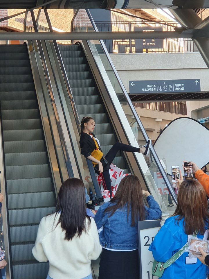 아는 사람이 보내준 사진이고 이 사진은 바로 어제 찍은 설리의 모습입니다. 상당히 밝았다고 하고요. 이렇게 환하게 웃고 있는 당신을 하루 아침에 하늘 나라로 보냈다는게 믿기지 않아요. 삼가 고인의 명복을 빕니다.