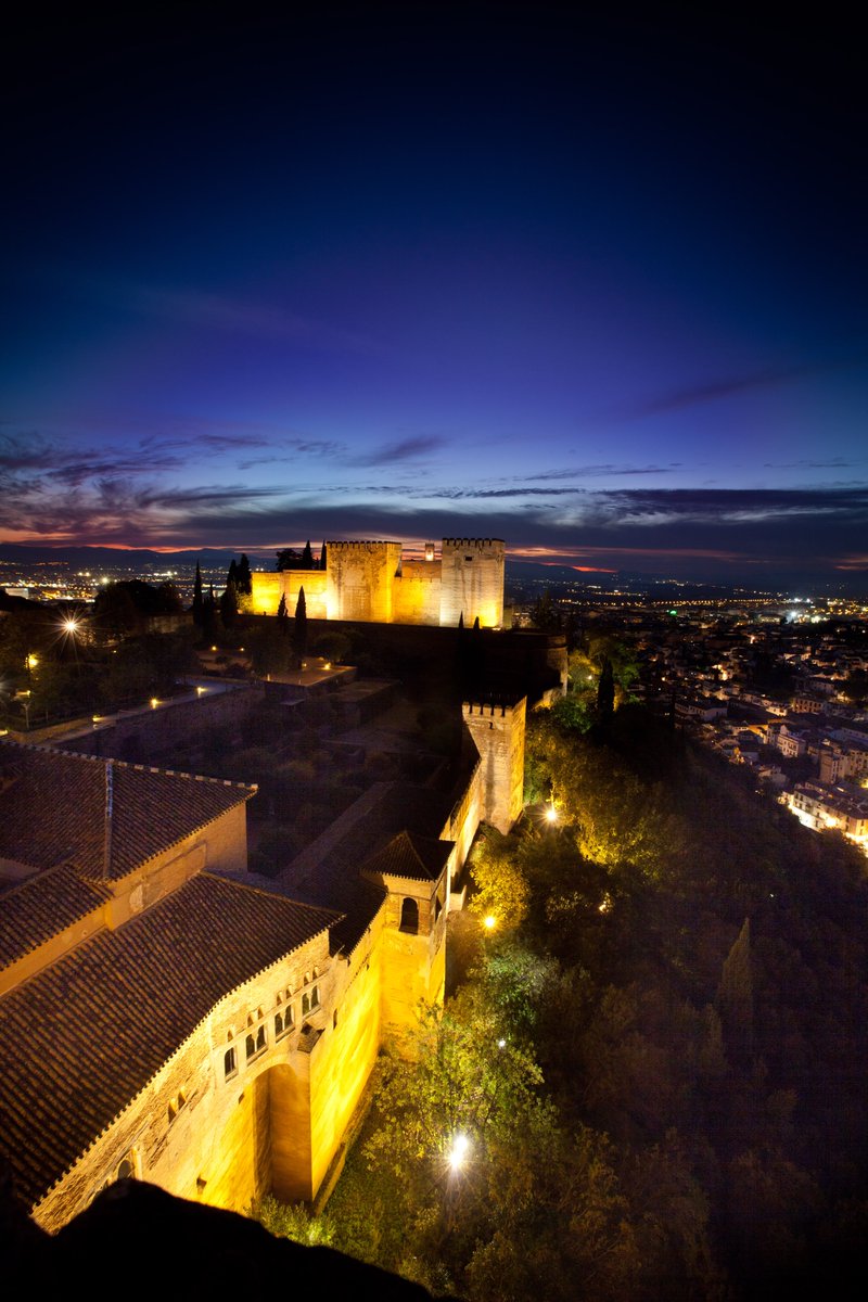 📢📢 Mañana, 15 de octubre, cambia el ⏰ horario de apertura del 🕌 Conjunto Monumental. La visita 🌞 diurna será de 8.30 a 18.00 horas, de lunes a domingo, mientras que la 🌙nocturna a Palacios Nazaríes será de 20.00 a 21.30 horas, viernes y sábados.