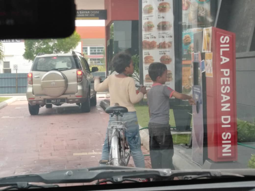 waamuslim94's tweet photo. “Akak! Nak aiskrim kon 2 taruk coklat!”
Haha comel la siot 😂 https://t.co/ojcoopHy58