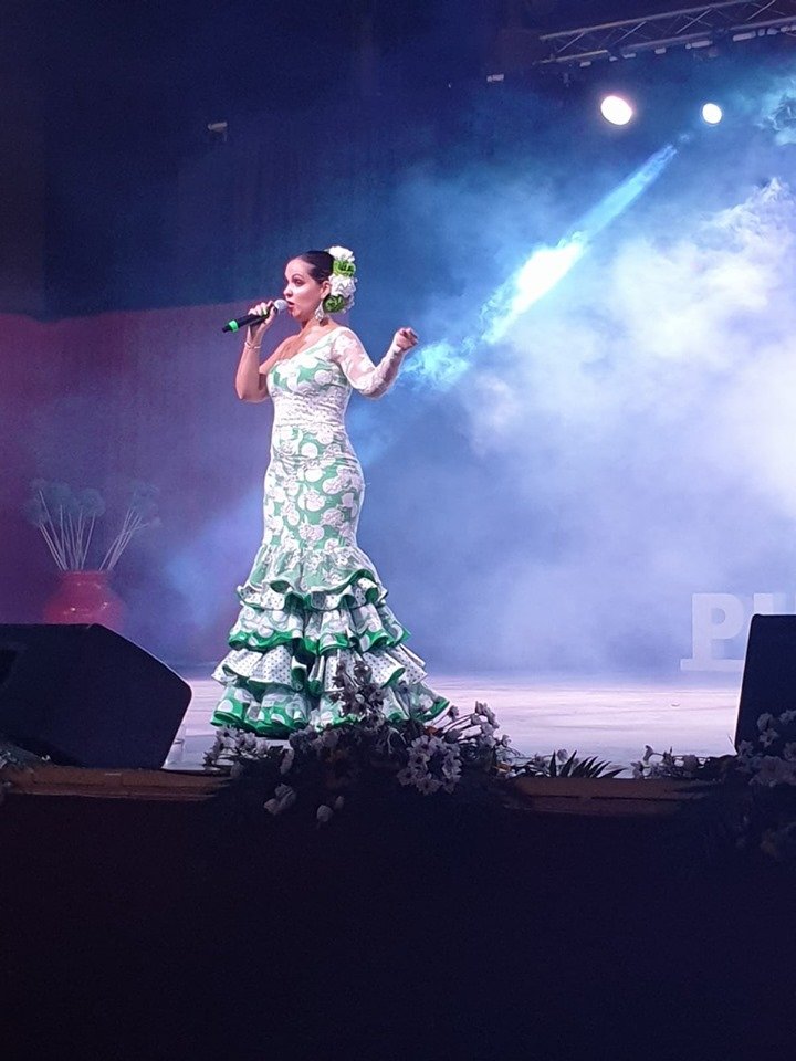 Empezamos nuestro programa #ConPelosySeñales cantando Copla. Recibimos a la artista <a href="/_VeronicaLozano/">Verónica Lozano</a> para y nos ha presentado su trabajo "Esencia, un paseo por la copla".
¡Olé! 💃 Escúchanos en directo en este enlace romradio.es/apps/index.php