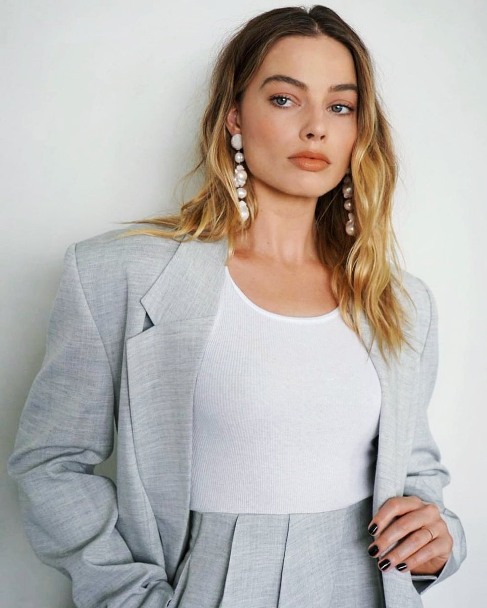 margotarchive's tweet photo. it’s margot robbie’s world and we’re just living in it https://t.co/fCA0frNakC
