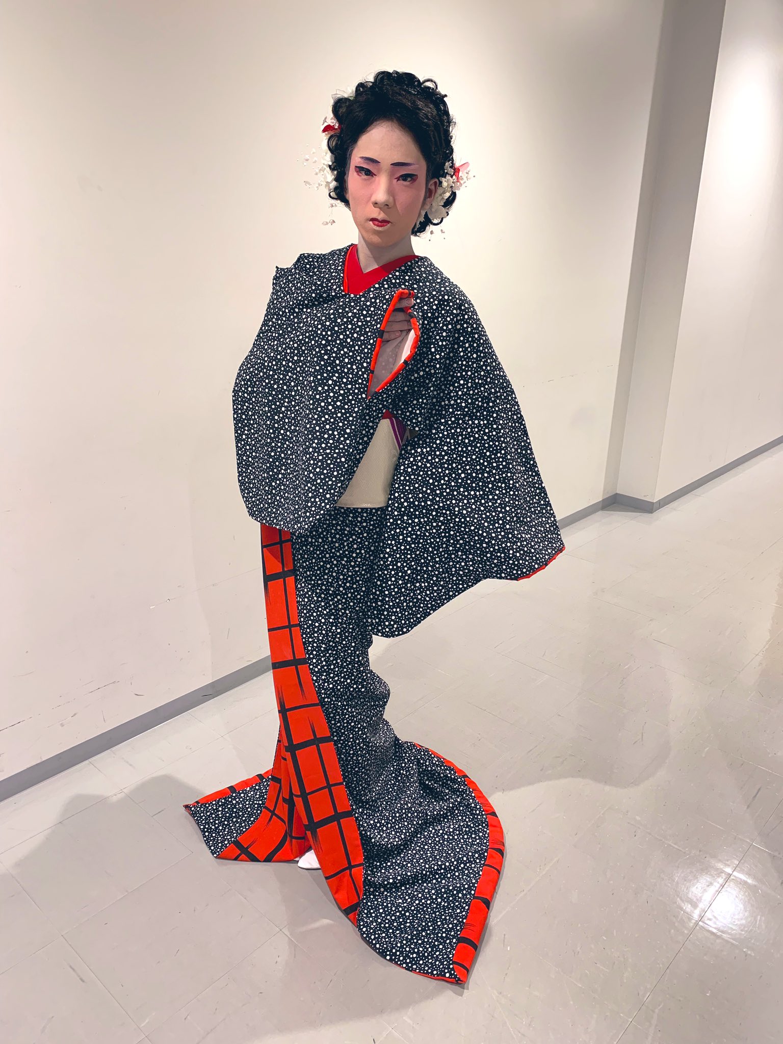 浅藤光之龍 あさふじみつのりゅう 本日の舞台 第十三回 浅藤流 舞踊 浅藤会 発表会 今年は初めて御引を着て 大月みやこさんの 白い海峡 を踊らせて いただきました 裾さばきがとても難しかったです 来年も頑張ります 新舞踊 女形 白い