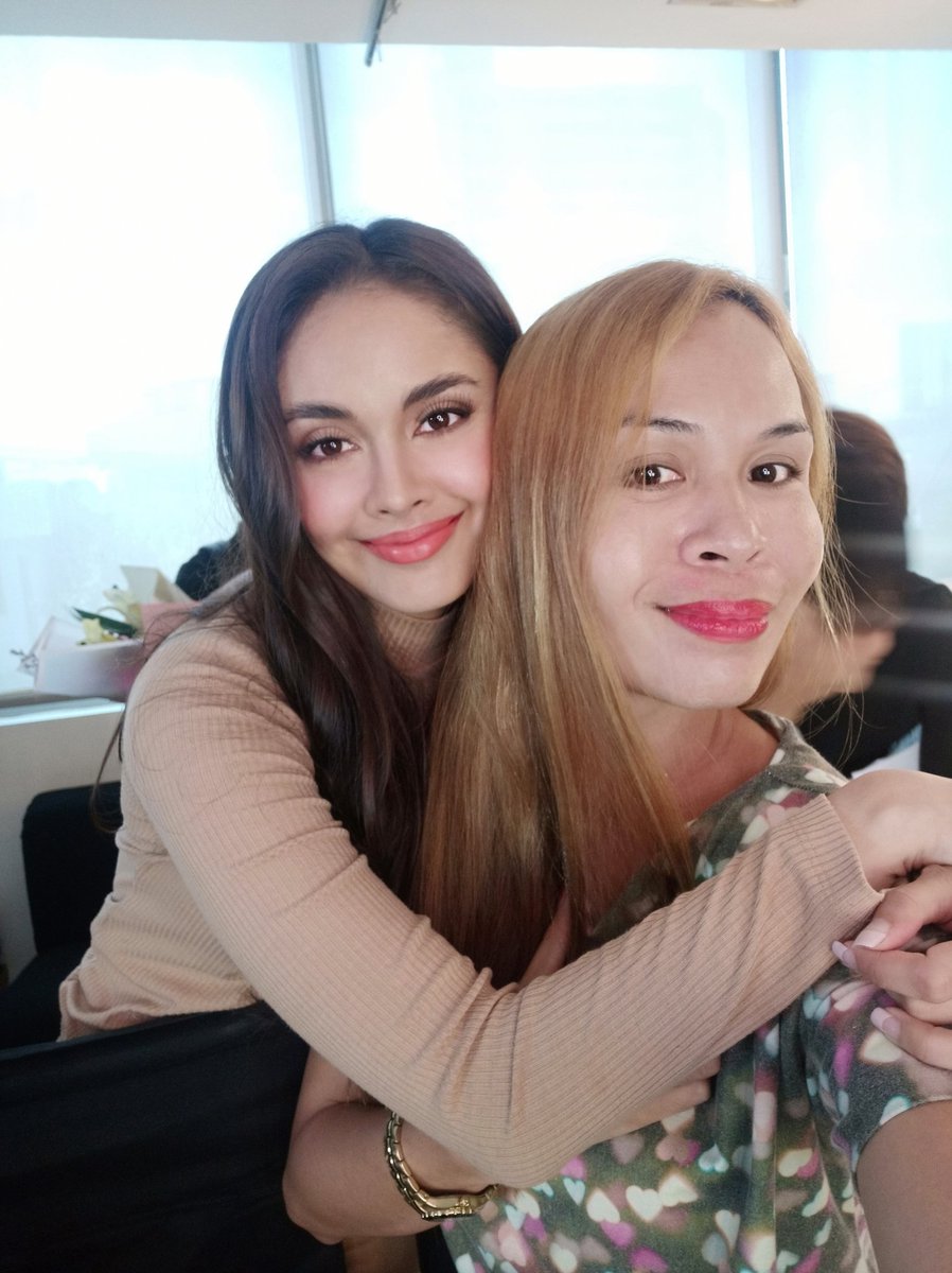 PaulaMompil's tweet photo. Selfie with ms. World💗 https://t.co/0KNUpZxOxL