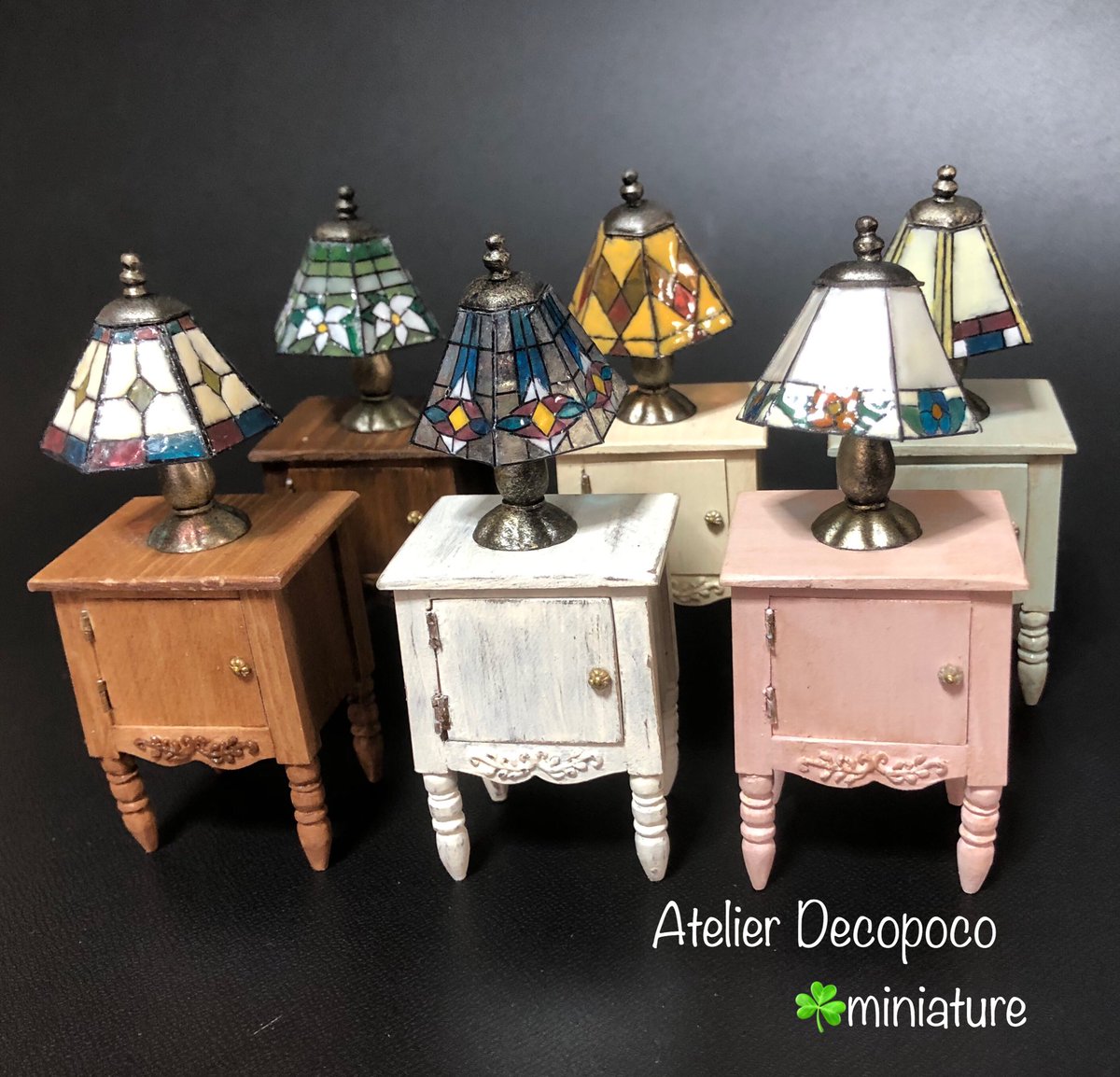 AtelierDecopoco's tweet photo. 今年のベッドサイドテーブルとステンドグラスランプは全部で6種類

どのテーブルにどのランプにするかはまだ考え中。

今年のライトは豆電球の暖かい色にしました。

#ミニチュアアート展2019 #ステンドグラス　#ステンドグラスランプ　#サイドテーブル　#ミニチュア　#ドールハウス https://t.co/vMKeMvN5P0