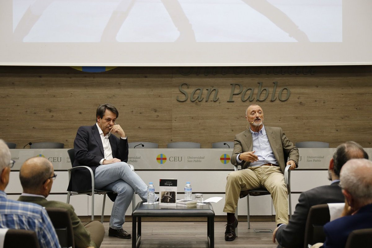 CEUIEHistoricos's tweet photo. DOS AMIGOS UNIDOS POR LA CULTURA
Arturo Pérez-Reverte y Augusto Ferrer-Dalmau el 7 de octubre en un acto del Instituto CEU de Estudios Históricos. Hablaron de historia, arte, viajes, cine y literatura, con referencias al último título de Zenda Aventuras: "El prisionaro de Zenda". https://t.co/qCcDZUYaB1