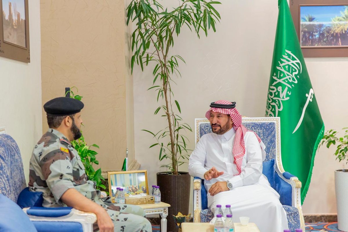 Qassimmun's tweet photo. أمين منطقة القصيم م.محمد بن مبارك المجلي يستقبل قائد قوات الطوارئ بمنطقة القصيم بالنيابة العقيد نايف بن بجاد المطيري، الذي قدم شكره لجهود الأمانة المتواصلة، وجرى بحث سبل التعاون المشترك بين الجهتين. https://t.co/cfIu2xbCto