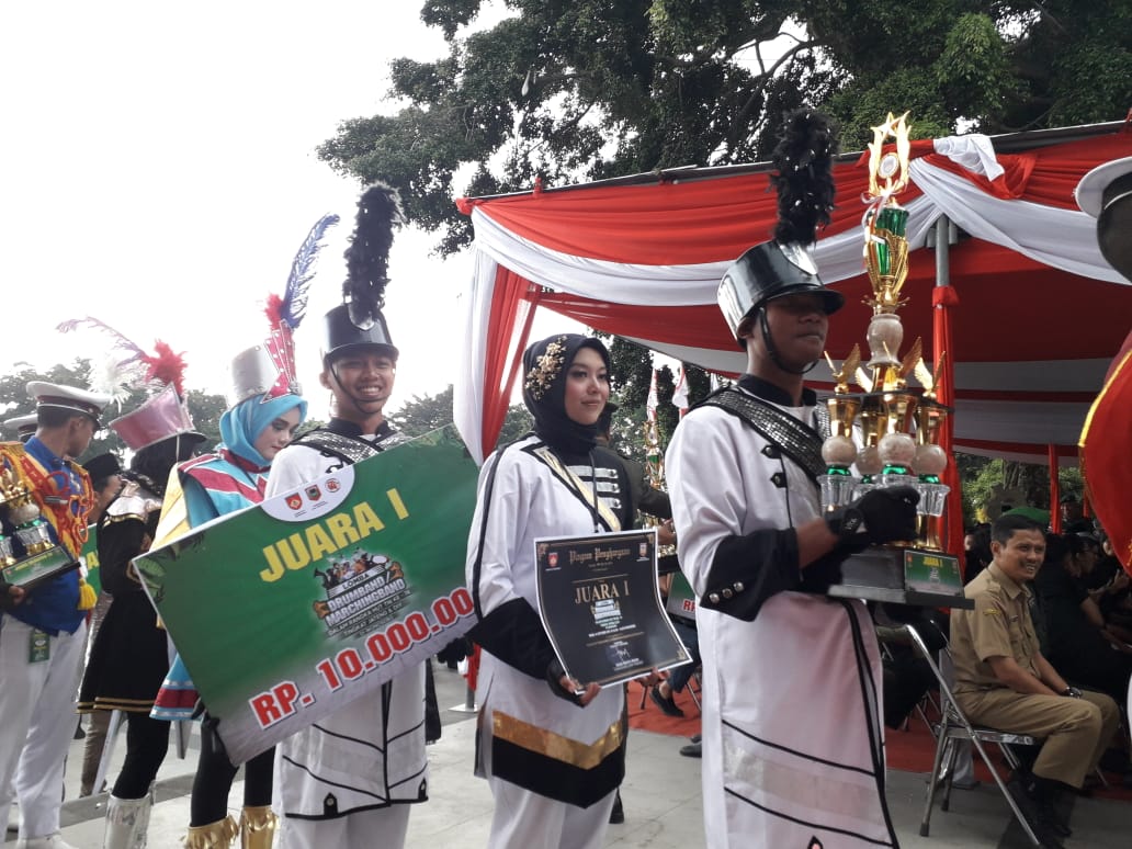 smamuhwonosobo's tweet photo. Juara 1 Drumband/MarchingBand Se-Jateng DIY.
Dalam rangka HUT ke-74 TNI diadakan lomba marchingband.Terdiri dari 17 peserta Se Jateng dan DIY. @MBGSP mewakili SMA Muhammadiyah Wsb berhasil mjd juara 1.

#MBGSP
#SMAMuhWsb https://t.co/XbufuP4vfT