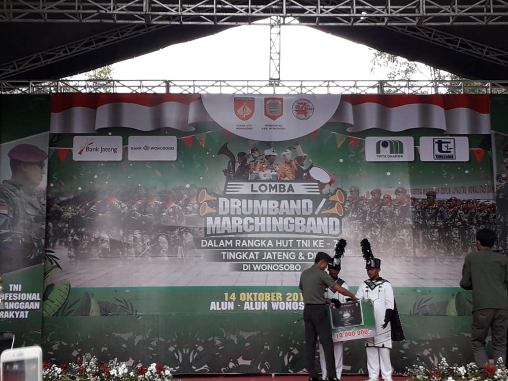 smamuhwonosobo's tweet photo. Juara 1 Drumband/MarchingBand Se-Jateng DIY.
Dalam rangka HUT ke-74 TNI diadakan lomba marchingband.Terdiri dari 17 peserta Se Jateng dan DIY. @MBGSP mewakili SMA Muhammadiyah Wsb berhasil mjd juara 1.

#MBGSP
#SMAMuhWsb https://t.co/XbufuP4vfT