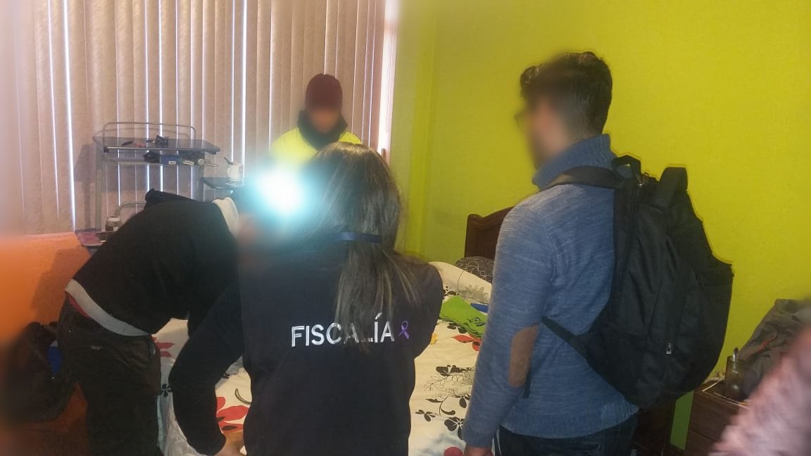 FiscaliaEcuador's tweet photo. #ATENCIÓN | Tras investigaciones de #FiscalíaEc, con apoyo de @PoliciaEcuador, fueron detenidos Paola P., Christian G, y Pablo D. En los allanamientos, se levantaron indicios, como equipos tecnológicos, teléfonos, sustancias sujetas a fiscalización y documentación (en desarrollo) https://t.co/EWeFLuJLGm
