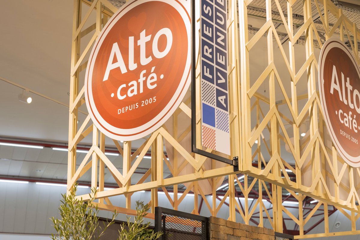 Deuxième ouverture <a href="/alto_cafe/">Alto Café</a>  dans l'hypermarché entièrement repensé de <a href="/CarrefourFrance/">Carrefour</a> Flins-sur-Seine. Un premier pas en Ile-de-France via ce concept #Next, en attendant l'ouverture très prochaine d'une nouvelle #FreshAvenue Paris intra-muros.