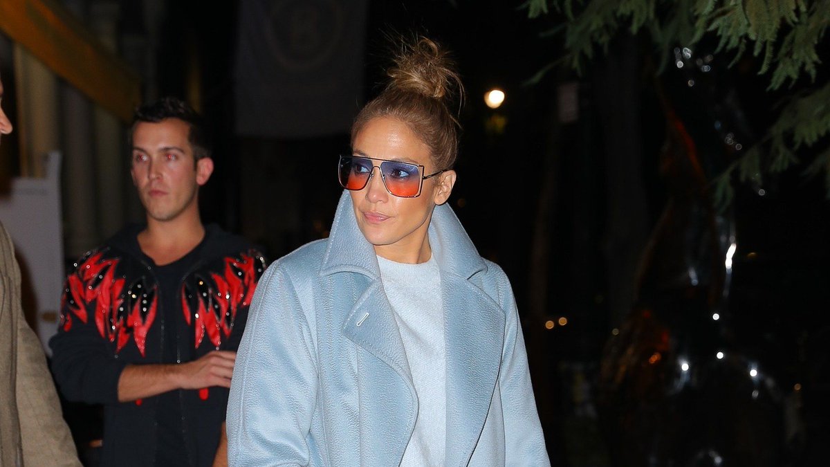 Jennifer Lopez Is on Board With the Sleazy-Chic #Trend buff.ly/2MxMFgw via <a href="/voguemagazine/">Vogue Magazine</a>