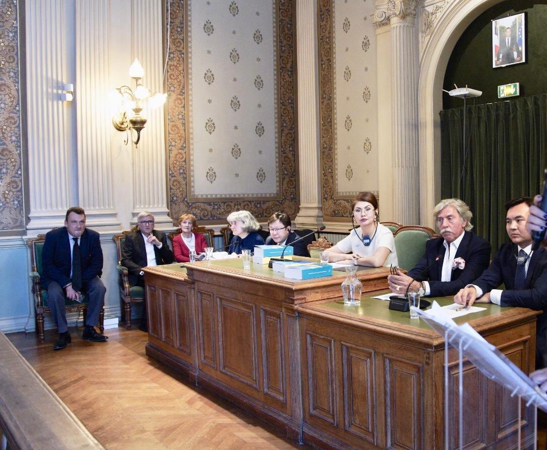 Royal_Group's tweet photo. #anthologiekazakhe Un lancement solennel de cette double anthologie de littérature et de poésie d’auteurs contemporains inédits du Kazakhstan @MicheldeMaule @NBT_KZ dans un lieu prestigieux de Paris @Mairiedu1 https://t.co/Oy2OybSSc7
