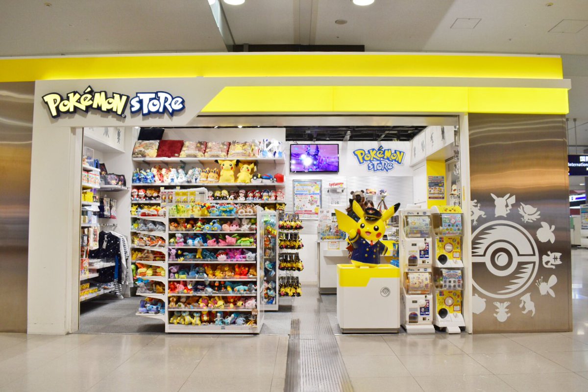 ヒノッチ ポケモンストア 関西空港店 2f こっちの店舗は14年6月26日オープン 東京駅の次にオープンしたストア2店舗目 空港内として初 パイロットピカチュウはじまりの地でもあります 今年で5周年 空港コードは Kix さらに同じ2階には