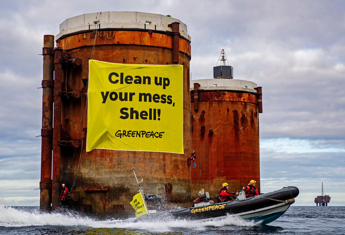 moneyforchange_'s tweet image. BREAKING: Greenpeace activists boarded two oil platforms in Shell’s Brent field to protest against plans by the company to leave parts of old oil structures with 11,000 tonnes of oil in the North Sea. @Shell clean up your mess! #PeoplevsOil #ClimateEmergency #Shellmustfall