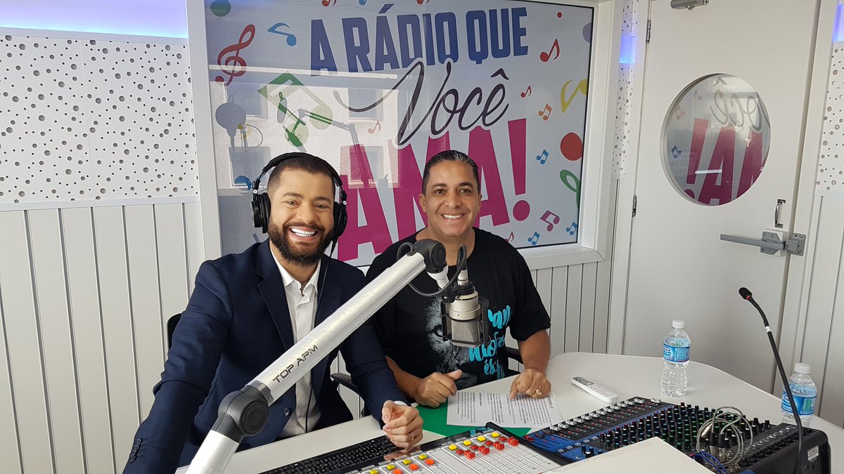 WaguinhoCantor's tweet photo. Já estou aqui na @radiofelizfm com #fernandopaolo ao Vivo https://t.co/uYDt9DIYlL