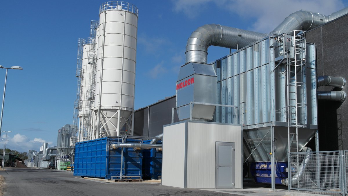 MoldowDK's tweet photo. Three Moldow filters extract and filtrate the dust-filled air from Troldtekt's new production hall ensuring a safe working environment. #energyefficiency and #sustainability have been keywords. Learn more: https://t.co/vwP33sLhbc
#dustextraction #moldow #dustcollector #baghouse https://t.co/bOGiMg2F3P