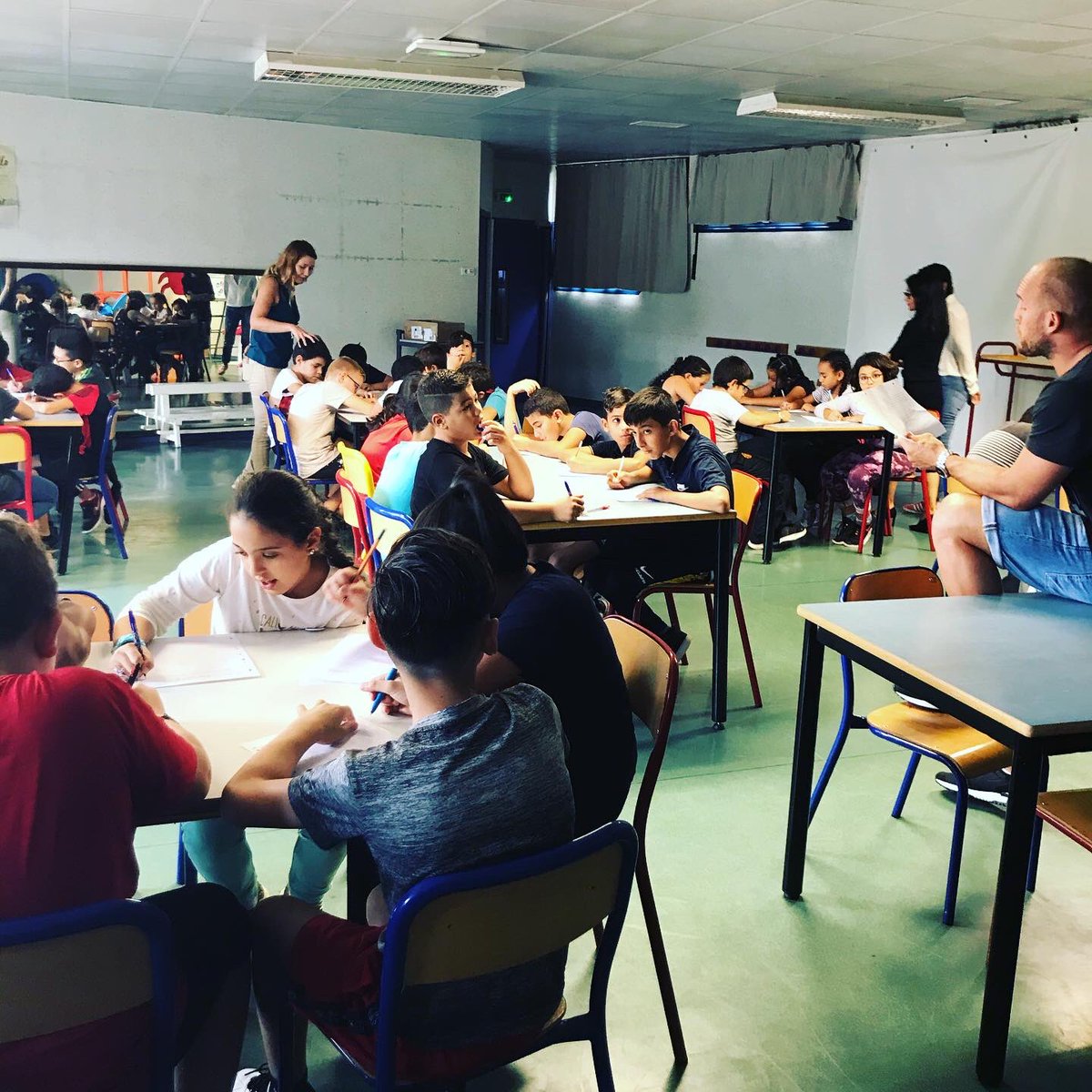 usap_officiel's tweet photo. Notre capitaine @mat_aceb de @usap_officiel est à l’école élémentaire du Pont Neuf pour la dictée ELA - Association Européenne contre les Leucodystrophies : maladies génétiques qui détruisent le système nerveux. @ELAOfficielle #dicteeELA #zerofaute #audeladurugby https://t.co/mkFQ1S0B7N