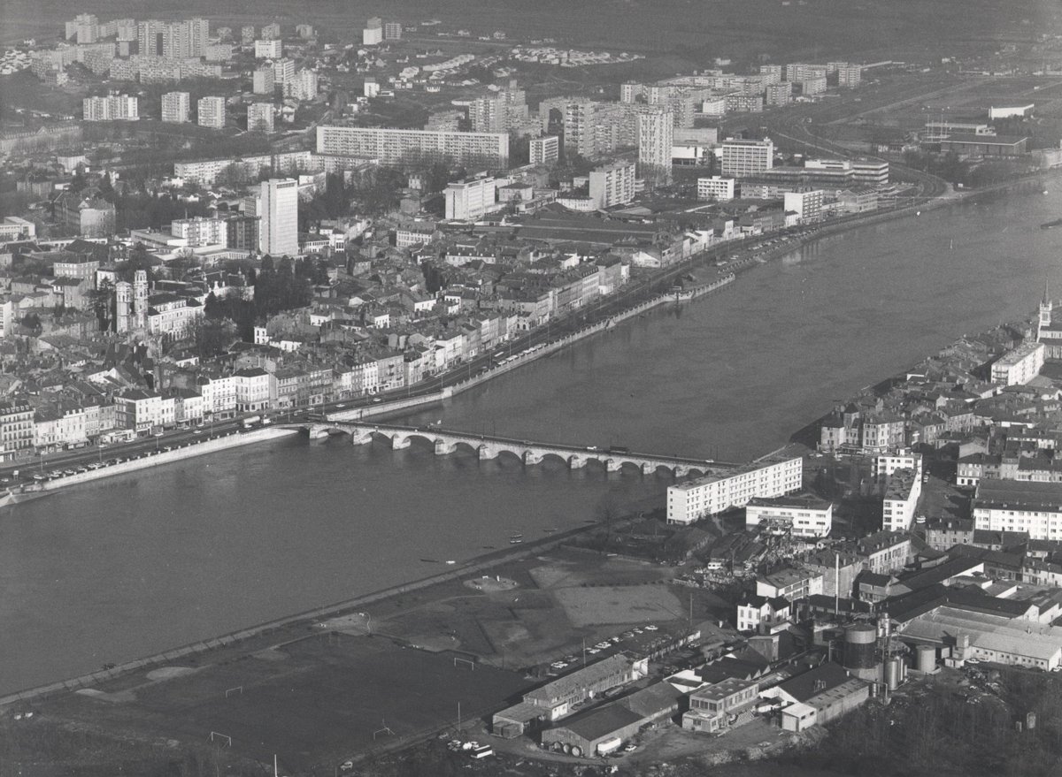 VilleDeMacon's tweet photo. Plonger dans le Mâcon d’autrefois, c’est ce qui est proposé depuis quelques mois aux internautes grâce à la mise en ligne d’une partie des archives photographiques de la Ville. https://t.co/0I9kZsgOYv https://t.co/AowZDUhAYB