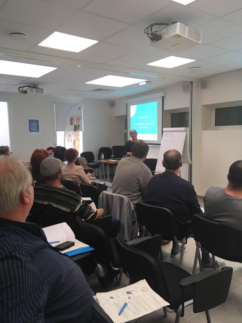 #1jour1formation le 15/10 à l’agence #ArgentonsurCreuse mobilisation réussie des conseillers et de la CCI 👍🏼présentation des formations du territoire et des outils numériques. Des participants convaincus : la formation, levier du retour à l’emploi @poleemploi_rcvl <a href="/dlaroche36/">dominique laroche</a>