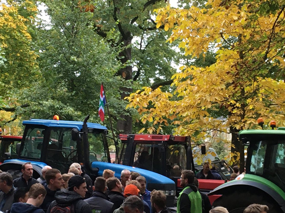 Drentse boeren komen de Groninger boeren steunen bij het provinciehuis in Groningen