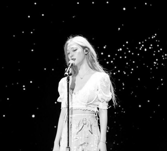 bazst2014's tweet photo. She's not die because of suicide, she's die because of the bullied and hate she didn't deserve.

 #Sulli

 +

  @f6eemooh https://t.co/nCPtaE20F7