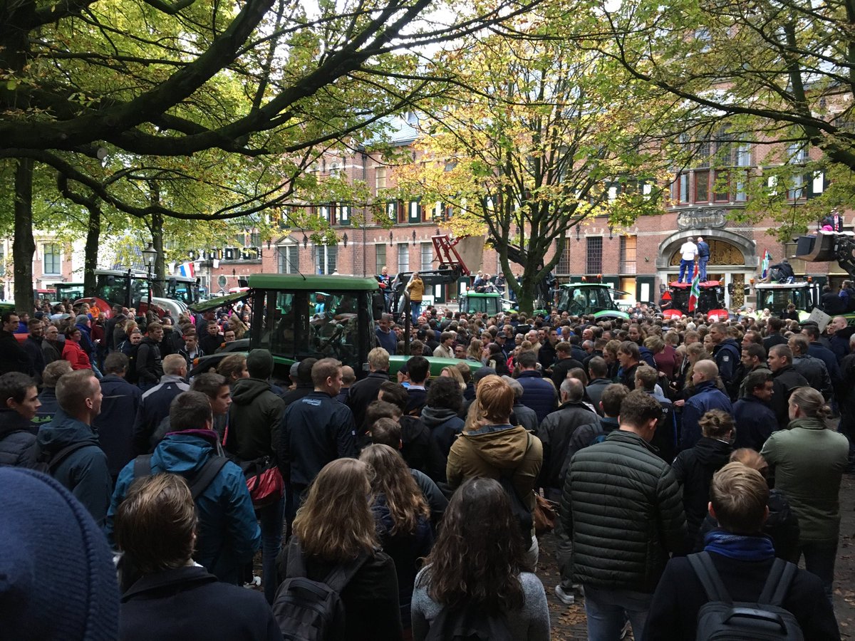Het wordt steeds drukker voor het provinciehuis in Groningen. Grote boerenactie die ondersteund wordt door stadjers. 💪💪