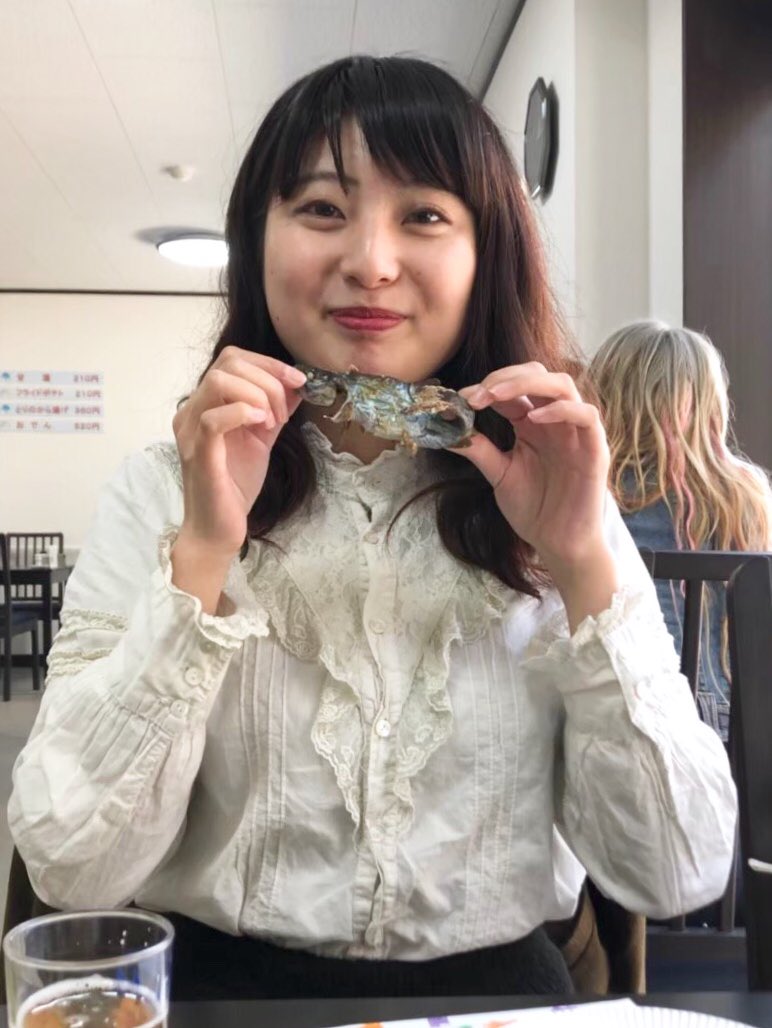 meribi_inspi's tweet photo. 〈もうすぐハロウィンライブ めりびメンバー紹介編〉

①くりか

めりびの華。かわいい。
緊張しすぎてオーディションでバンド名をまちがえるところも、カバーつけたままの包丁(気づいてない)でケーキを切るところもかわいいのでゆるされる。
小さい頃の夢はディズニープリンセス。
(文責:たま) https://t.co/xLdcaQrEOn