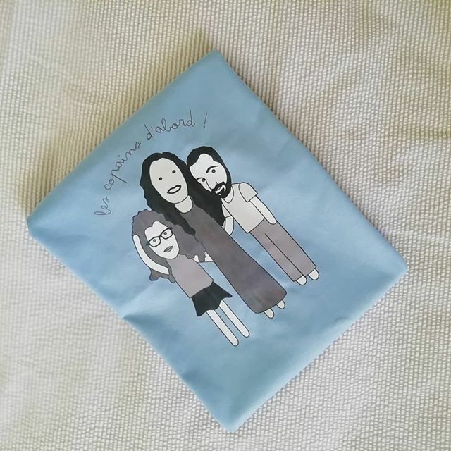 freeasabirdsign's tweet photo. QuĂ© bonito tener #amigos que te quieren y te hacen sentir parte de la #familia đ como le ocurre a @camrynsebastopoulos con los #hermanos PeregrĂn @helen_pilgrim y @jperegrinm
#presumedepandilla estampando vuestro #retrato en una #camiseta đ
#lescop⊠https://t.co/gXCo8eRn80 https://t.co/mBwdRD4CPq
