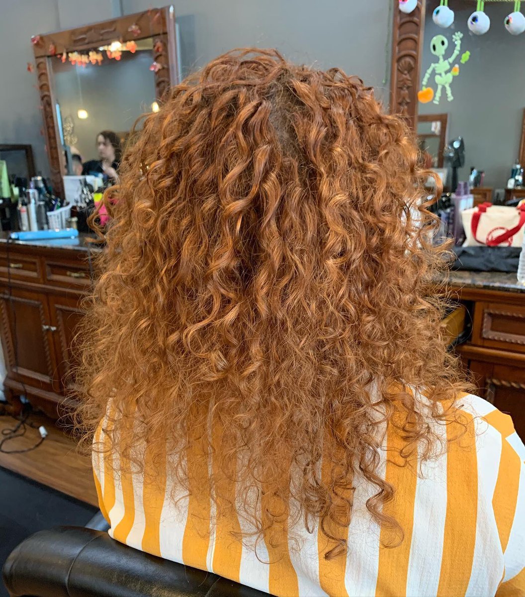 BuchananLindsay's tweet image. This curly girl got a #DevaCurlCut and must I say I am shocked at what it did for my curls. (Left - Before; Right - After) Some of it might be due to the cut and some to the Deva Curl products, but look at the difference! 🤩
•
•
•
#curlygirl
#DevaCurl