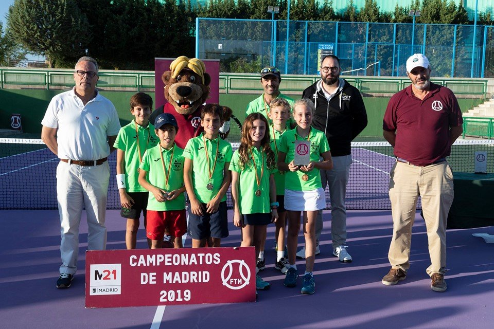 fedetenismadrid's tweet photo. ¡Enhorabuena @MMOSPORTSCLUB  por ganar el Campeonato de #Madrid Benjamín por Equipos!👏🎾
🥈Finalistas: @CTCAlcobendas ; 🥉Terceros: @cetmajadahonda ; 🏅Cuartos: @ccvmoficial 

👉NOTICIA: https://t.co/ZjZX0E0egb

#FTM #TenisMadrileño #OsoFede https://t.co/bT7u6o0ZDd