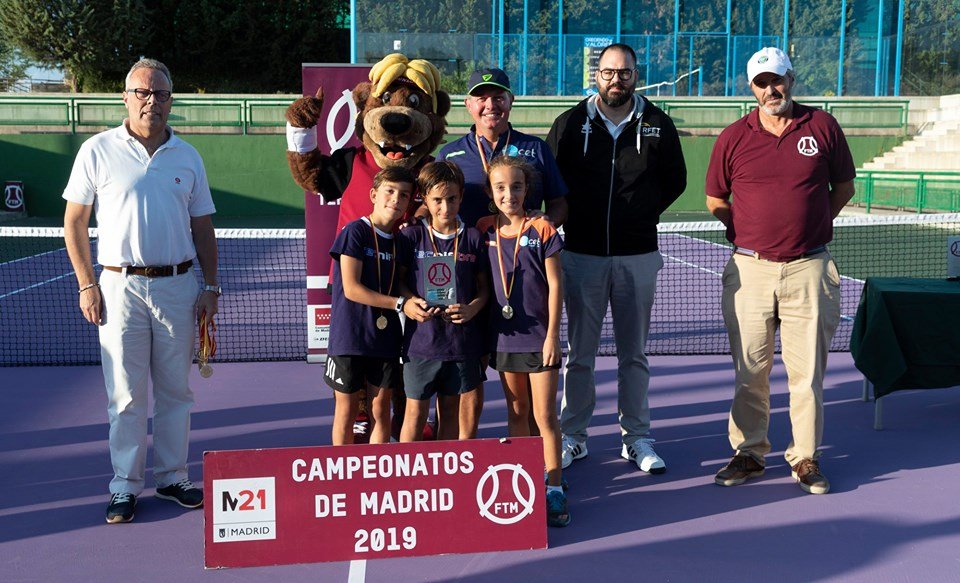 fedetenismadrid's tweet photo. ¡Enhorabuena @MMOSPORTSCLUB  por ganar el Campeonato de #Madrid Benjamín por Equipos!👏🎾
🥈Finalistas: @CTCAlcobendas ; 🥉Terceros: @cetmajadahonda ; 🏅Cuartos: @ccvmoficial 

👉NOTICIA: https://t.co/ZjZX0E0egb

#FTM #TenisMadrileño #OsoFede https://t.co/bT7u6o0ZDd
