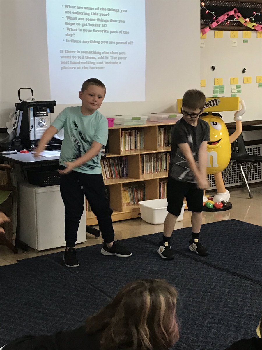 Hyde3rdG's tweet image. Learning about verbs with a game! Thanks for the fun activity, Mr. Bass! #juniorexperience #learningtoteach @HydeElem @HydePrincipal