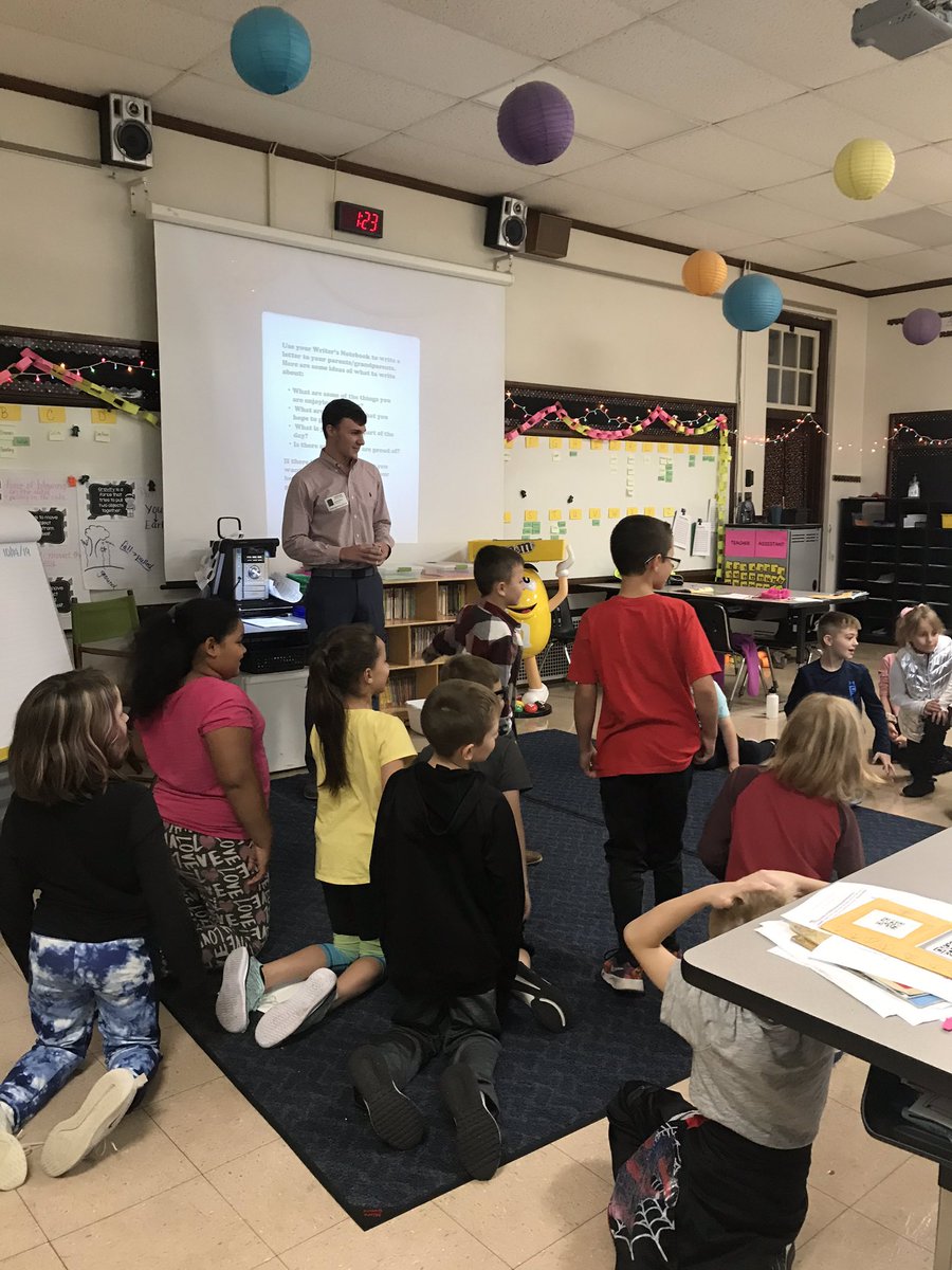Hyde3rdG's tweet image. Learning about verbs with a game! Thanks for the fun activity, Mr. Bass! #juniorexperience #learningtoteach @HydeElem @HydePrincipal