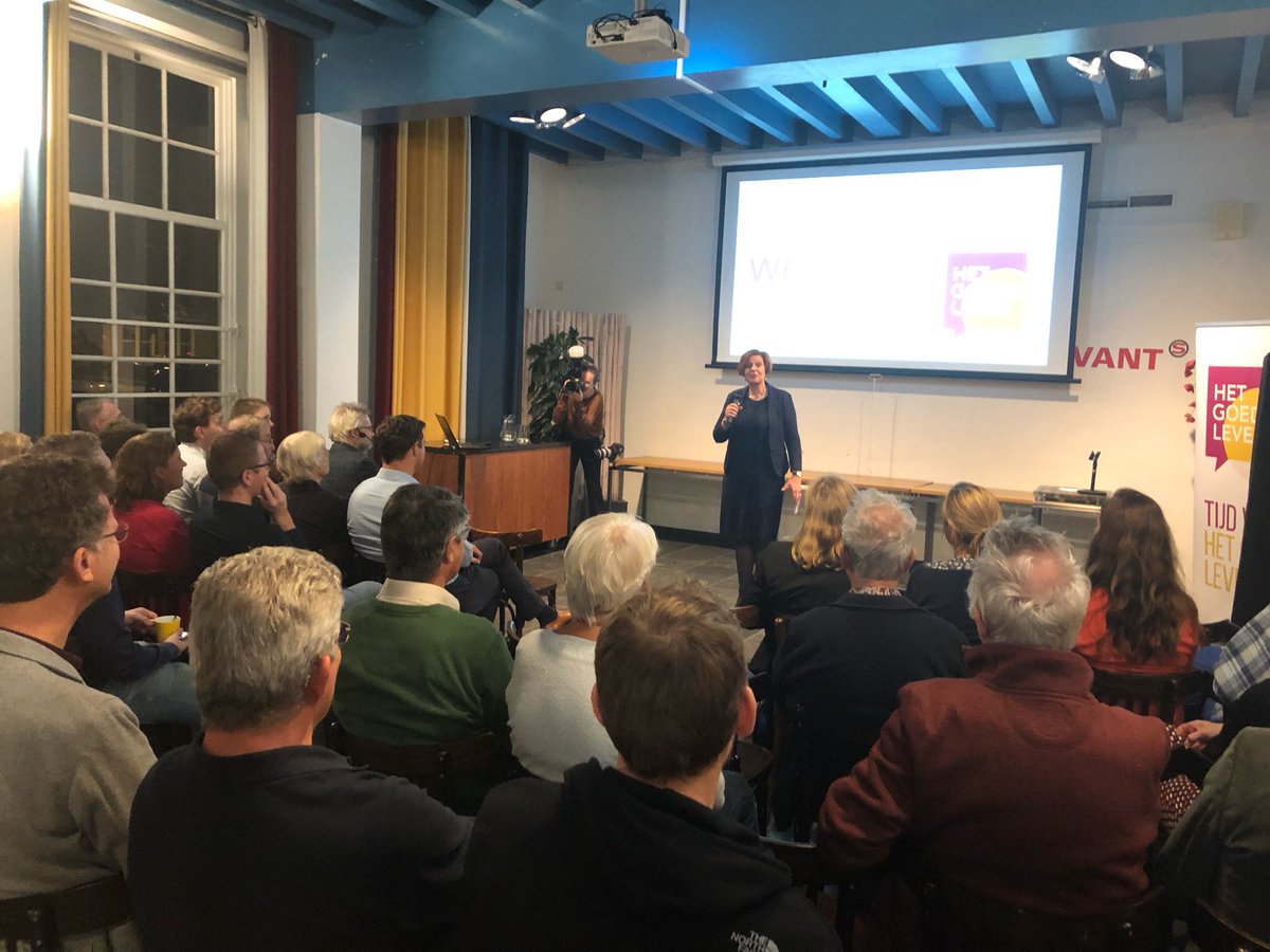 janlammert's tweet photo. Stampvol stadscafé @observant033 bij lezing van Govert Buijs over het goede leven voor #HetGoedeLeven. Warm welkom door @ruthpeetoom https://t.co/skQ3mXAtbg
