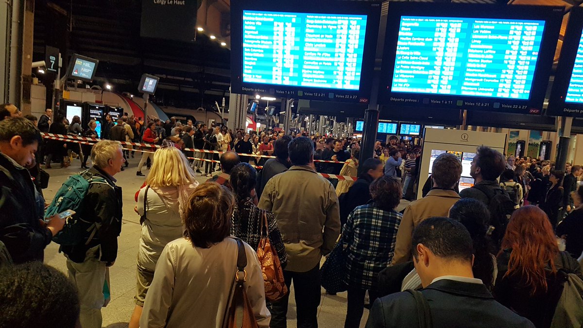 "Mouvement social inopiné" annonce le haut parleur de la gare Saint-Lazare... alors que tant de gens tentent de rentrer chez eux après une journée de travail. 
La grande classe la SNCF ! @evoyageursSNCF <a href="/GroupeSNCF/">Groupe SNCF</a>