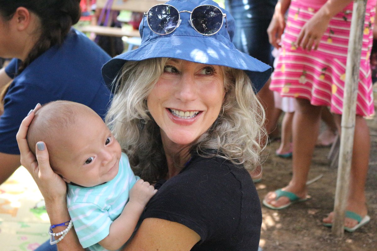 FUSALorg's tweet photo. En el Nutripunto, los voluntarios de @fmsc_org tuvieron la oportunidad interactuar con niños, madres y cuidadores en las diferentes actividades de estimulación temprana, consejería nutricional y también conocieron las recetas que las madres preparan utilizando #MannaPack 🍚🥣 https://t.co/afCbdZOEtj