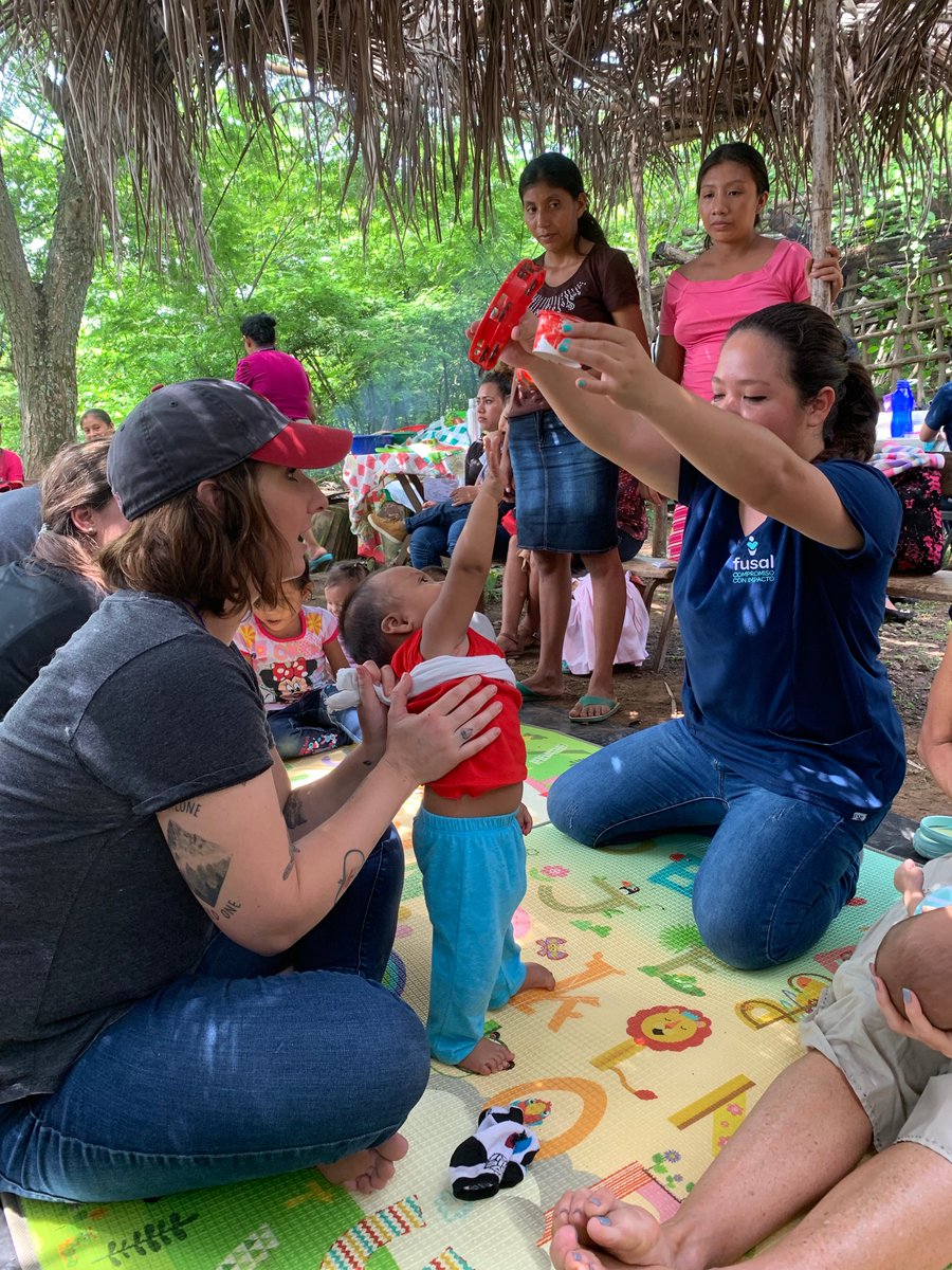 FUSALorg's tweet photo. En el Nutripunto, los voluntarios de @fmsc_org tuvieron la oportunidad interactuar con niños, madres y cuidadores en las diferentes actividades de estimulación temprana, consejería nutricional y también conocieron las recetas que las madres preparan utilizando #MannaPack 🍚🥣 https://t.co/afCbdZOEtj