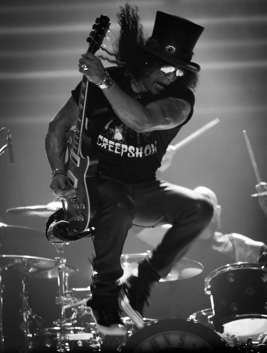 addict_slash's tweet photo. #kansas #wichita 🇺🇲 @INTRUSTarena #intrustbankarena @gunsnroses #notinthislifetimetour 2019 @slash #GunsnRoses #Slash 📷 @KatBenzova https://t.co/icZcEC1SpO