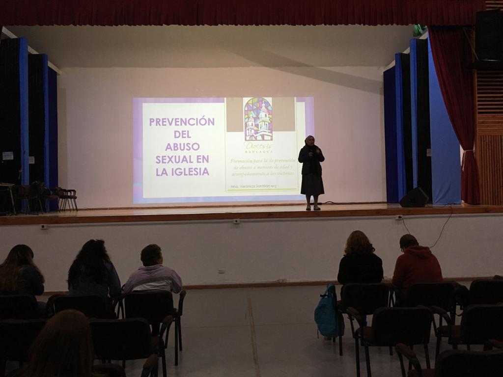 cepromelat's tweet photo. 📢 Chile 🇨🇱 Diócesis de Rancagua @episcopado_cl 
Hermana Verónica Santillán en la Formación de 200 agentes de pastoral.
#RedLA
#ApóstolDeLaPrevención
@UPontificia https://t.co/lJoN7FjPS5