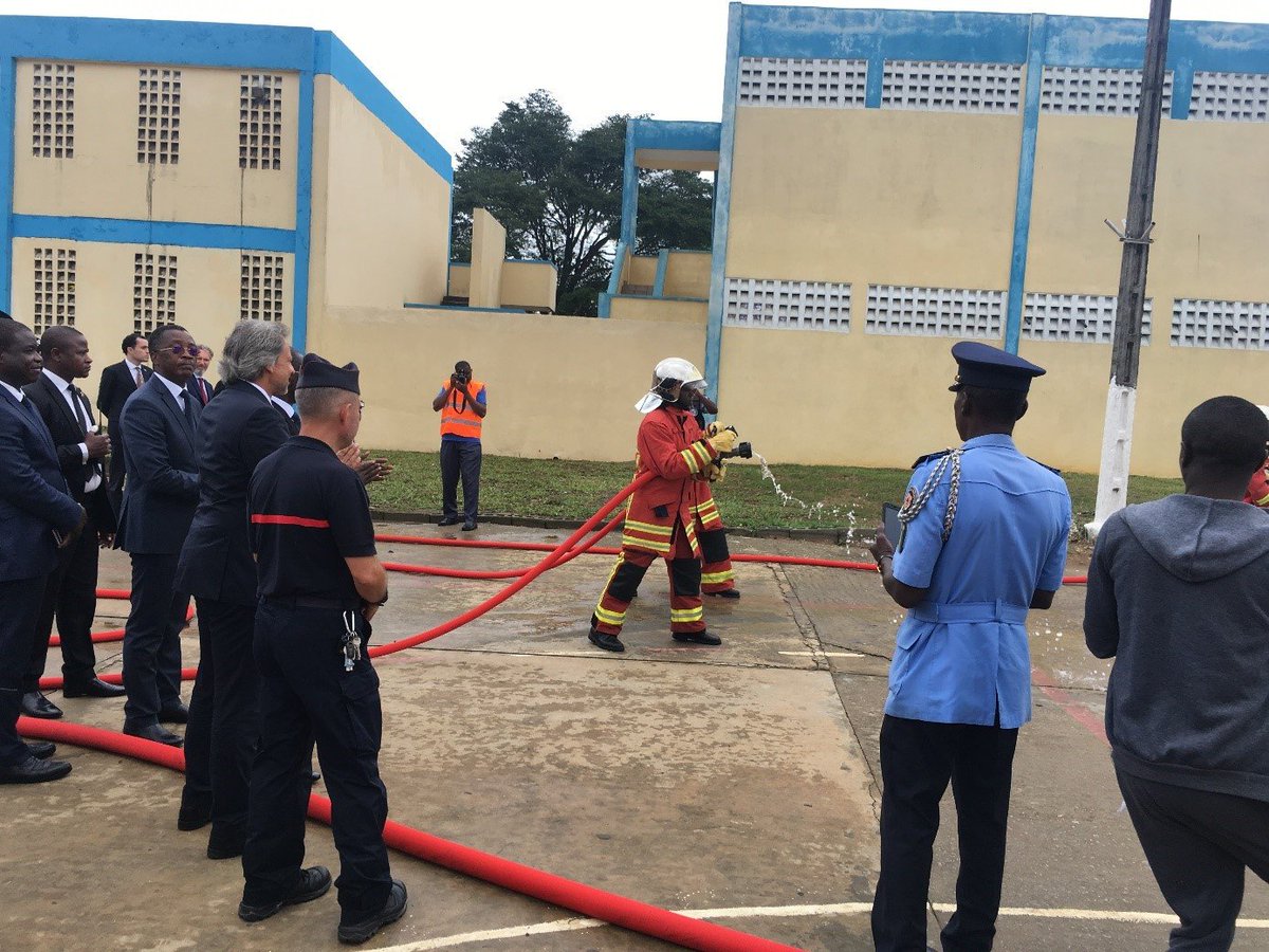 PompierCi's tweet photo. Ce vendredi 11 octobre 2019, à l’école de Police d’Abidjan, l’ambassadeur de l’Union européenne a remis officiellement au Ministre de la Sécurité et de la Protection Civile 30 véhicules incendie...https://t.co/dEfcbxmDdE https://t.co/aTpWKWvjJV