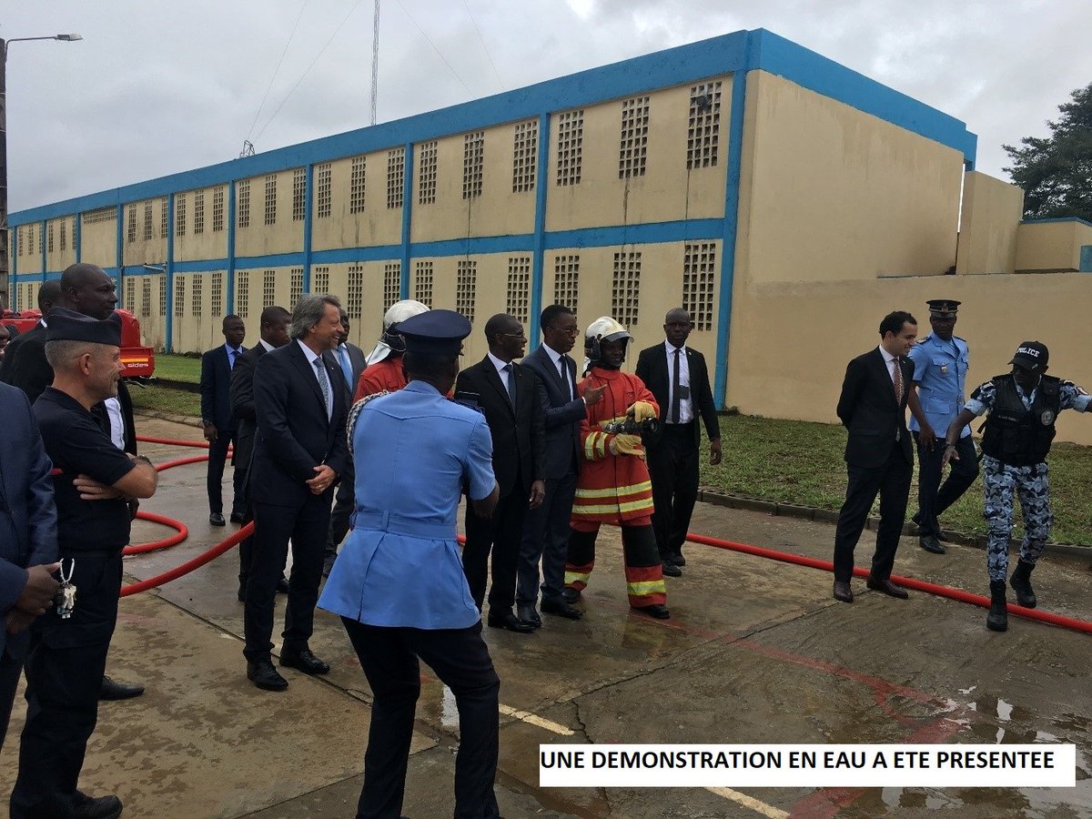 PompierCi's tweet photo. Ce vendredi 11 octobre 2019, à l’école de Police d’Abidjan, l’ambassadeur de l’Union européenne a remis officiellement au Ministre de la Sécurité et de la Protection Civile 30 véhicules incendie...https://t.co/dEfcbxmDdE https://t.co/aTpWKWvjJV