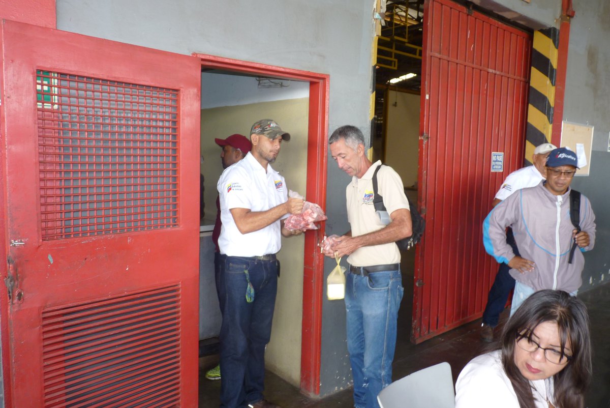 Con el fin de mantener la mayor suma de felicidad y prosperidad posible a toda la fuerza trabajadora de la empresa socialista <a href="/CafeVenezuelaSA/">Café Venezuela</a>, desde la UPS "Nicolas Hurtado Barrios" en #Barquisimeto, Edo. Lara, se atendió con jornada de venta de carnes rojas a precio justo.