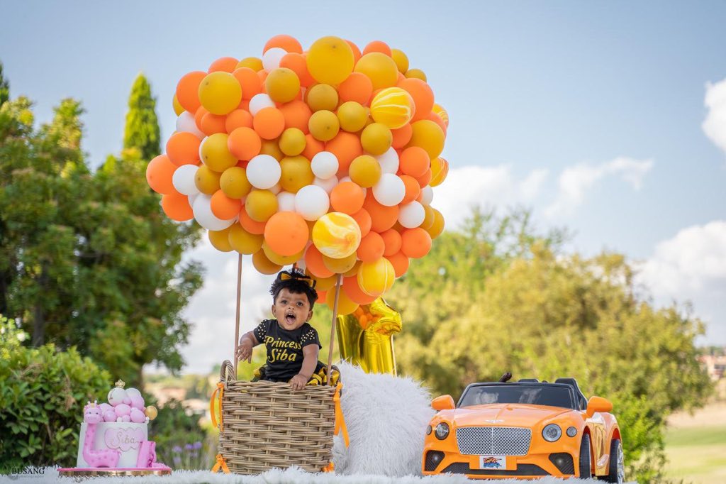 LuNyhweba's tweet photo. @GirlTalkZA 
Sibahle turns 1 | Air balloon shoot | 083 882 1249 
 
#lwandoluhle #balloons #partystyling #partyloopers #iloveballoons #balloongarland #birthday #balloons #balloondecor #balloonstylist #eventplanner https://t.co/KcfVPaXxF0