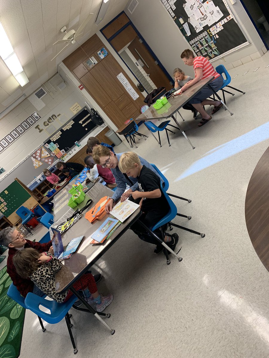 BeringerDen's tweet photo. We are SO excited to have so many amazing people sharing books and bags with us this morning! Kinders can’t wait to take their very own book bag full of books home! We enjoyed reading with our book buddies too! #WeBelieveinBRE https://t.co/I21dzOlQ7U