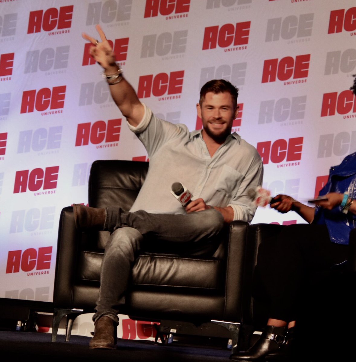 StarryMag's tweet photo. The God of Thunder himself graced the #ACEComicCon stage yesterday. Panel is up on the @ACEcomiccon FB, but here are some photos from the panel with Chris Hemsworth.
@chrishemsworth #Thor #Avengers #Marvel #GodofThunder #MIB #ACEUniverse #ACEMidwest https://t.co/V760od5A5Q